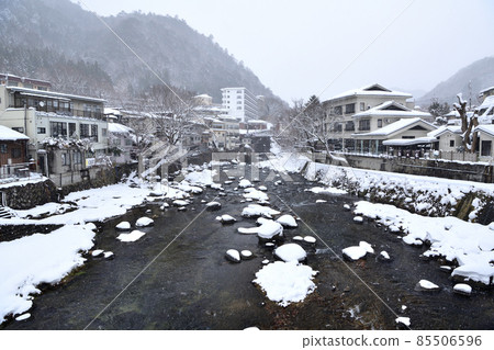 冬天下雪的鹽原溫泉 85506596
