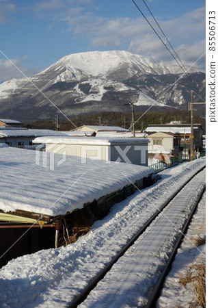 View of Mt. Ibuki from the platform of Omi Nagaoka Station in Shiga Prefecture 85506713