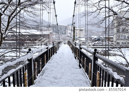冬天下雪的鹽原溫泉和紅泥吊橋 冬天下雪的鹽原溫泉和紅泥吊橋 85507014