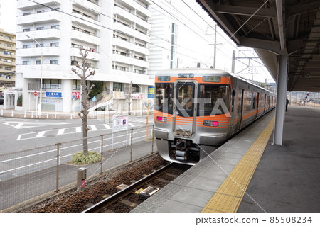 從中央本線“弘蔵寺站”出發的快速列車 從中央本線“弘蔵寺站”出發的快速列車 85508234