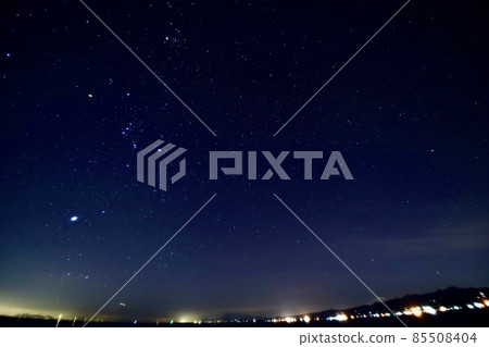 Starry sky overlooking the Ariake Sea 85508404