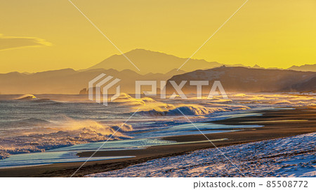 Colorful sunrise in the Pacific Ocean in Kamchatka peninsula Colorful sunrise in the Pacific Ocean in Kamchatka peninsula 85508772