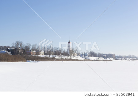 View of the city and the church Totma Assumption with Sukhona River 85508941