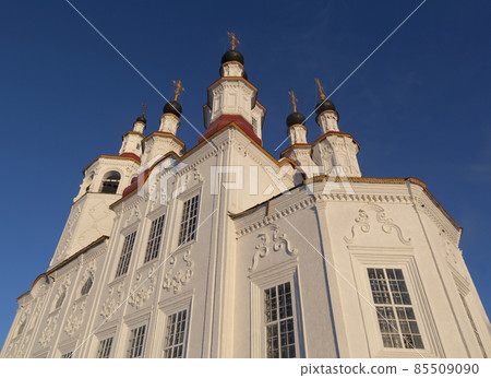 Totma, Vologda region, Russia. Church of the Entry into Jerusalem in the rays of the rising sun 85509090