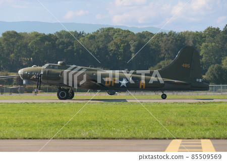 U.S. Army Boeing B-17G bomber takeoff U.S. Army Boeing B-17G bomber takeoff 85509569
