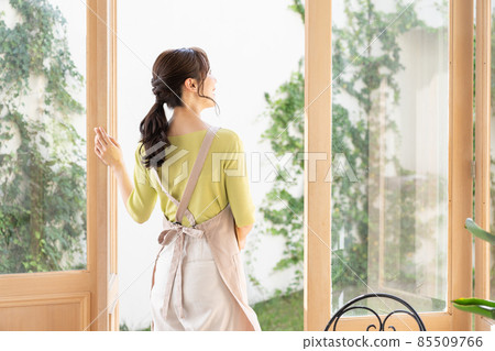 Cafe clerk / waitress in the back Cafe clerk / waitress in the back 85509766