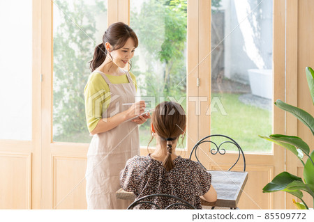 聽顧客訂單的女店員 聽顧客訂單的女店員 85509772