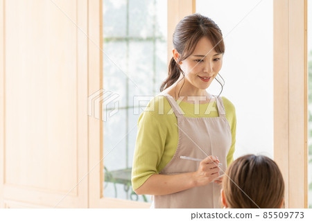聽顧客訂單的女店員 聽顧客訂單的女店員 85509773