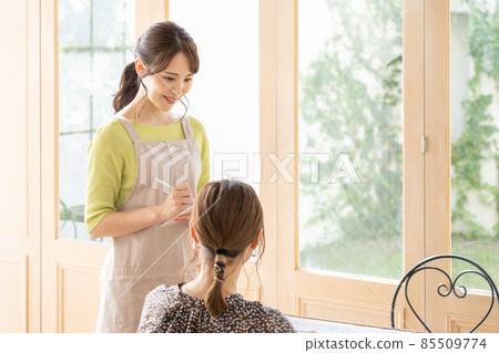 聽顧客訂單的女店員 聽顧客訂單的女店員 85509774