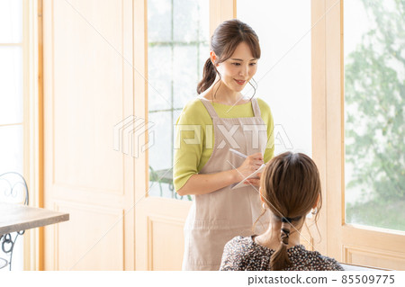 聽顧客訂單的女店員 聽顧客訂單的女店員 85509775