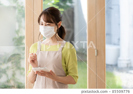戴口罩的女店員聽您的訂單 戴口罩的女店員聽您的訂單 85509776