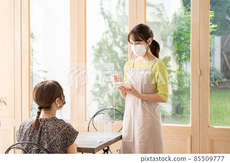 戴口罩的女店員聽您的訂單 85509777