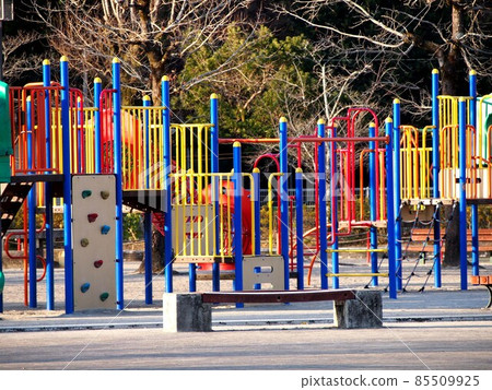 Winter Kanda Park '22（朝陽下的樹木和玩具） 85509925