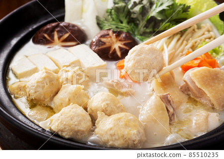 Hot pot dish, mizutaki, chicken hot pot, hot pot image, chicken dumplings, meat dumplings, chopsticks lift 85510235