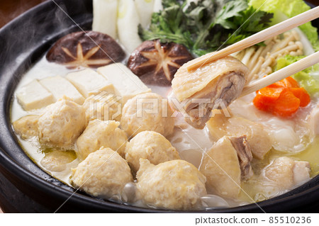 Hot pot dish, mizutaki, chicken hot pot, hot pot image, chicken dumplings, meat dumplings, chopsticks lift 85510236