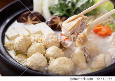 Hot pot dish, mizutaki, chicken hot pot, hot pot image, chicken dumplings, meat dumplings, chopsticks lift 85510237