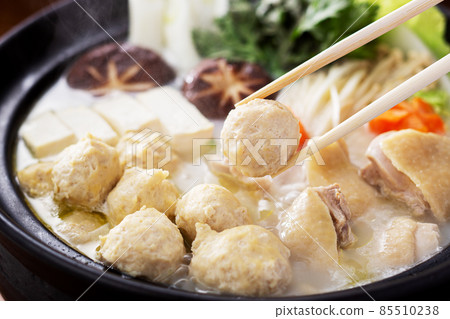Hot pot dish, mizutaki, chicken hot pot, hot pot image, chicken dumplings, meat dumplings, chopsticks lift Hot pot dish, mizutaki, chicken hot pot, hot pot image, chicken dumplings, meat dumplings, chopsticks lift 85510238