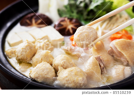 Hot pot dish, mizutaki, chicken hot pot, hot pot image, chicken dumplings, meat dumplings, chopsticks lift 85510239