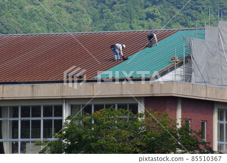 Gymnasium roof cover construction method Repairing the gymnasium roof Gymnasium roof cover construction method Repairing the gymnasium roof 85510367