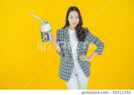 Portrait beautiful young asian woman feul gas pump Portrait beautiful young asian woman feul gas pump 85511393