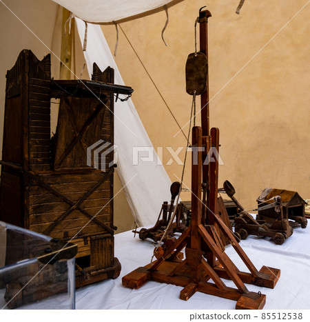 reproduction of a medieval siege trebuchet model 85512538