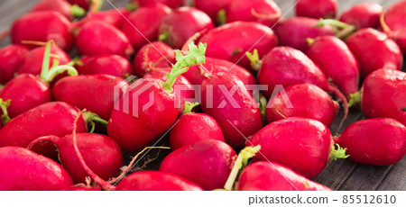 appetizing crispy radishes on wooden table appetizing crispy radishes on wooden table 85512610