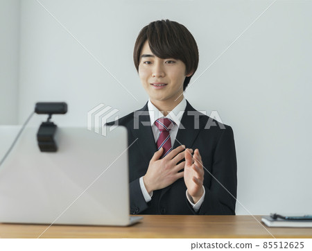 一個年輕人與網絡攝像頭交談以進行求職在線面試的圖像 一個年輕人與網絡攝像頭交談以進行求職在線面試的圖像 85512625