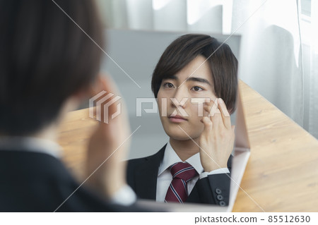 年輕男子穿著BB霜,男士化妝的西裝的形象 年輕男子穿著BB霜,男士化妝的西裝的形象 85512630