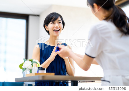 Young woman in beauty salon Young woman in beauty salon 85513998