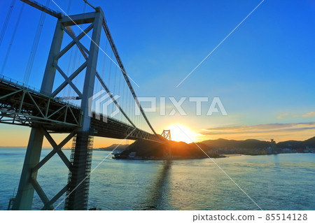Kanmon Bridge (Kanmon Strait) at the first sunrise 85514128