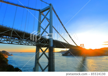 Kanmon Bridge (Kanmon Strait) at the first sunrise 85514130