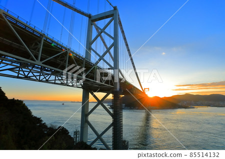 Kanmon Bridge (Kanmon Strait) at the first sunrise 85514132