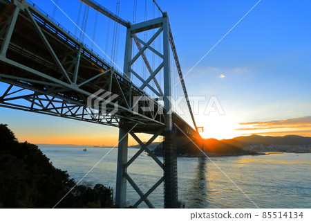 Kanmon Bridge (Kanmon Strait) at the first sunrise 85514134