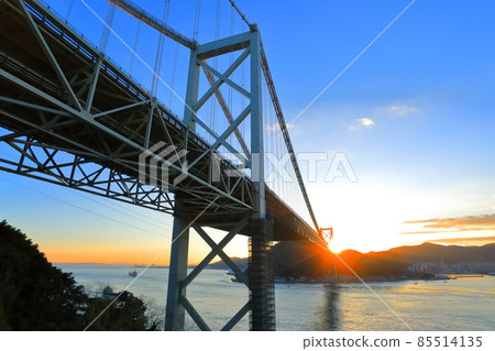 日出時分的關門大橋（關門海峽） 85514135