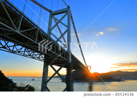 日出時分的關門大橋（關門海峽） 85514136