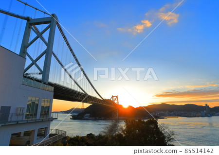 日出時分的關門大橋（關門海峽） 85514142