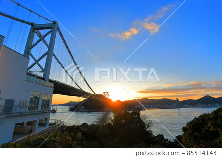 日出時分的關門大橋(關門海峽) 日出時分的關門大橋(關門海峽) 85514143