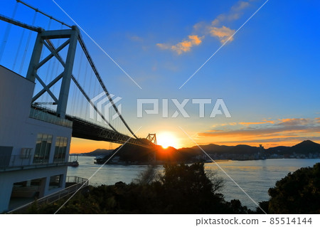 日出時分的關門大橋（關門海峽） 85514144