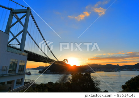 Kanmon Bridge (Kanmon Strait) at the first sunrise 85514145