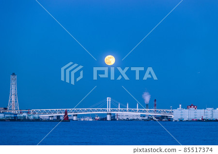 橫濱港漂浮的滿月 橫濱港漂浮的滿月 85517374