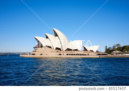 The world's most beautiful natural port, Sydney Harbor, and Australia's iconic World Heritage Opera House 85517437