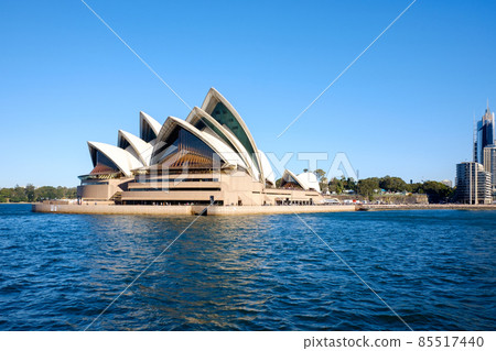 The world's most beautiful natural port, Sydney Harbor, and Australia's iconic World Heritage Opera House 85517440