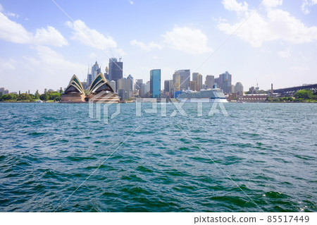 The world's most beautiful natural port, Sydney Harbor, and Australia's iconic World Heritage Opera House 85517449