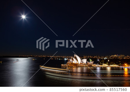 Australia's iconic World Heritage Opera House in the night view of Sydney Harbor, the most beautiful in the world 85517560