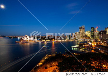 Australia's iconic World Heritage Opera House in the night view of Sydney Harbor, the most beautiful in the world 85517564