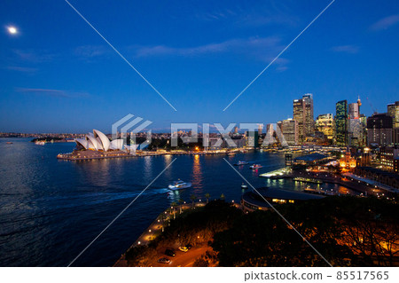 澳大利亞標誌性的世界遺產歌劇院在悉尼海港的夜景中，世界上最美麗的 85517565