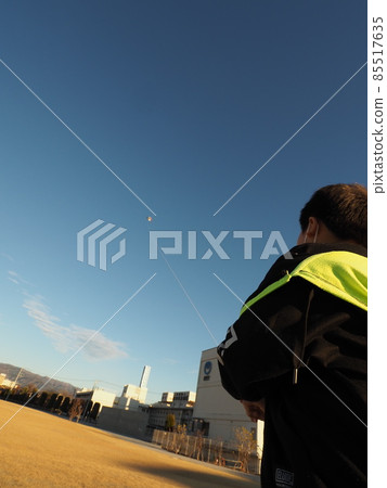 Flying a kite on a sunny day 85517635