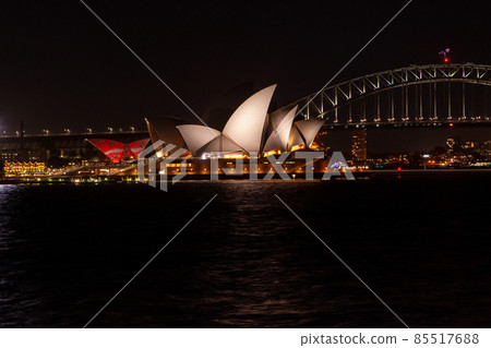 澳大利亞標誌性的世界遺產歌劇院在悉尼海港的夜景中,世界上最美麗的 澳大利亞標誌性的世界遺產歌劇院在悉尼海港的夜景中,世界上最美麗的 85517688
