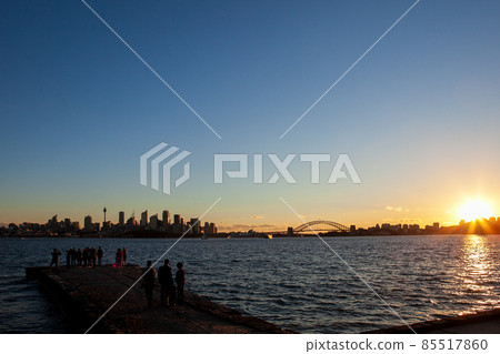 澳大利亞標誌性的世界遺產歌劇院在悉尼海港的夜景中,世界上最美麗的 澳大利亞標誌性的世界遺產歌劇院在悉尼海港的夜景中,世界上最美麗的 85517860