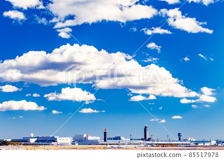 Overlooking Narita Airport from Sakuranoyama Park 85517978